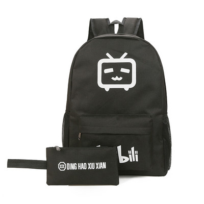 Férfi hátizsák fekete utazótáskával, különféle alkalmazásokkal