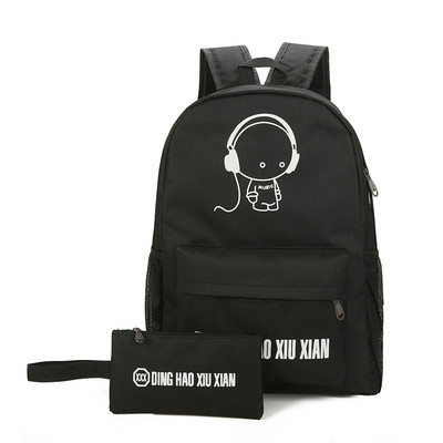 Férfi hátizsák fekete utazótáskával, különféle alkalmazásokkal