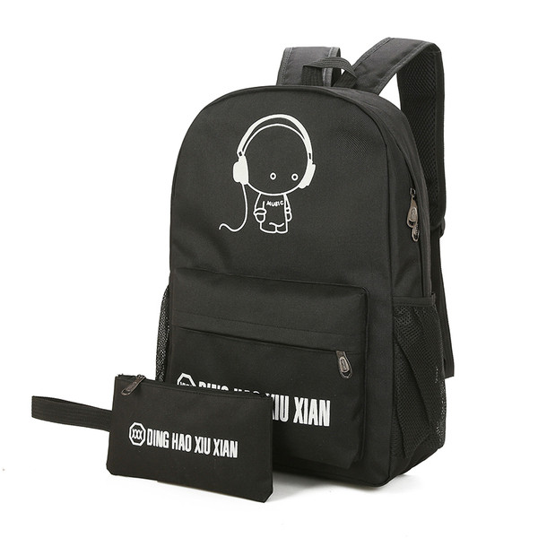 Férfi hátizsák fekete utazótáskával, különféle alkalmazásokkal