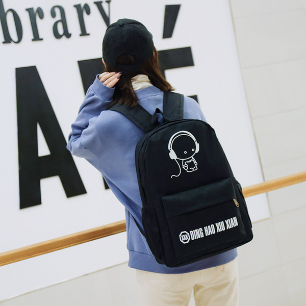 Férfi hátizsák fekete utazótáskával, különféle alkalmazásokkal