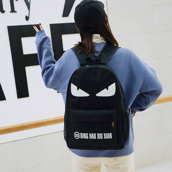 Férfi hátizsák fekete utazótáskával, különféle alkalmazásokkal