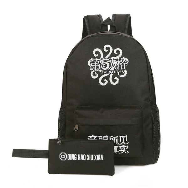 Férfi hátizsák fekete utazótáskával, különféle alkalmazásokkal