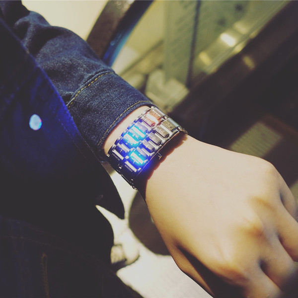 Modern férfi elektronikus karóra két színben