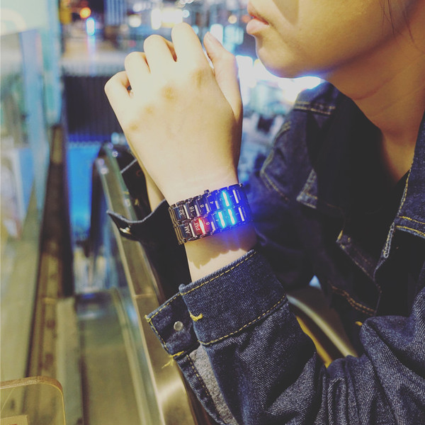 Modern férfi elektronikus karóra két színben