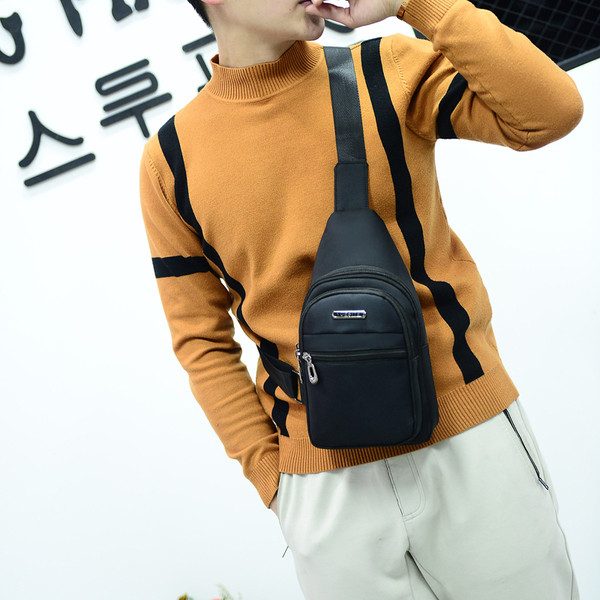 Geanta pentru barbati in negru si albastru cu fermoar si emblema