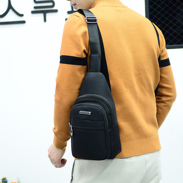 Geanta pentru barbati in negru si albastru cu fermoar si emblema