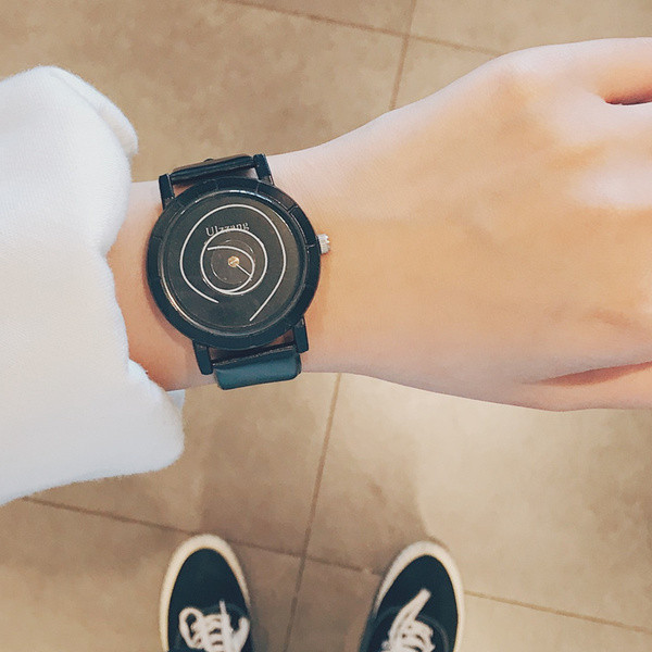 Modern férfi karóra három színben, bőr szíjjal