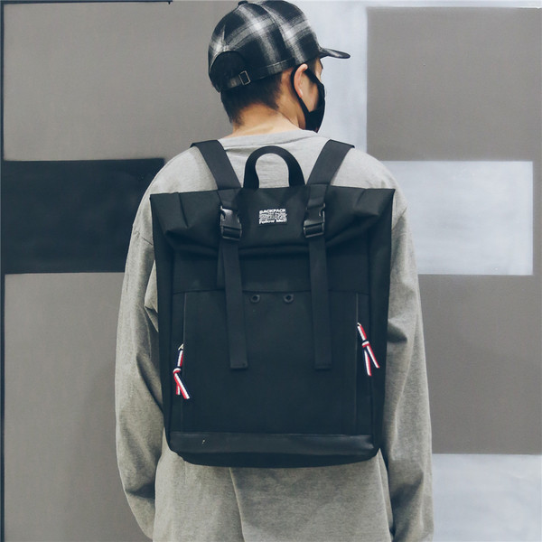 Kényelmes hátizsák fekete, fehér és piros színben, férfiaknak és nőknek egyaránt