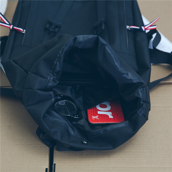 Kényelmes hátizsák fekete, fehér és piros színben, férfiaknak és nőknek egyaránt