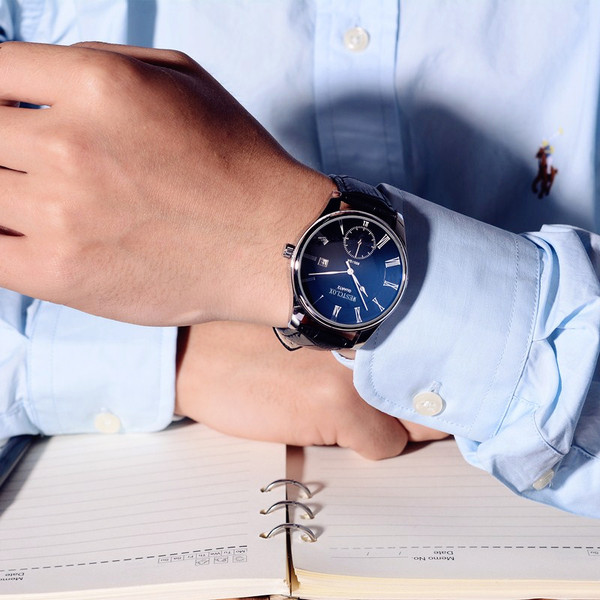 Stílusos férfi karóra bőr szíjjal, különböző színekben