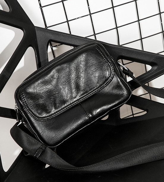 Geanta de barbati stilata de culoare neagra din piele ecologica
