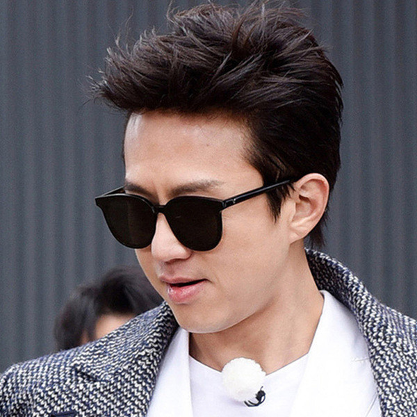 Ochelari de soare moderni pentru bărbați în negru