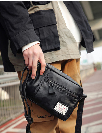 Ежедневна мъжка чанта в черен цвят с емблема 