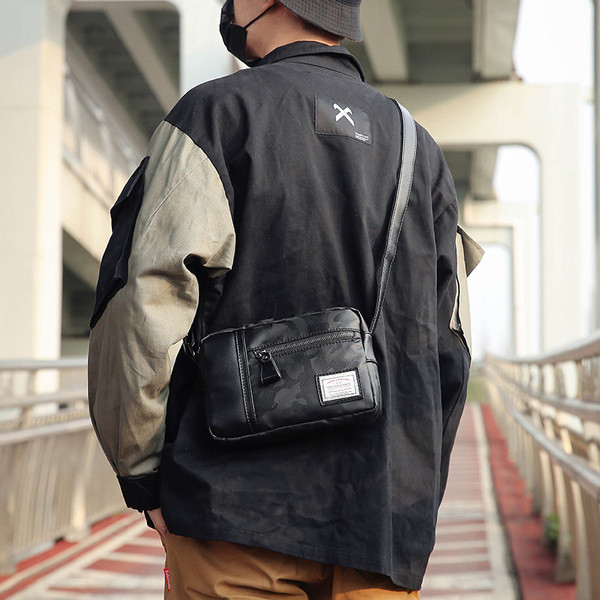 Geantă casual pentru bărbați în negru cu emblemă