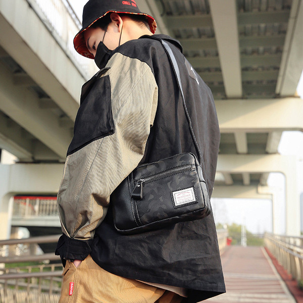 Geantă casual pentru bărbați în negru cu emblemă