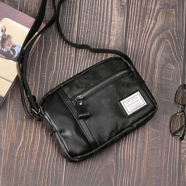 Geantă casual pentru bărbați în negru cu emblemă