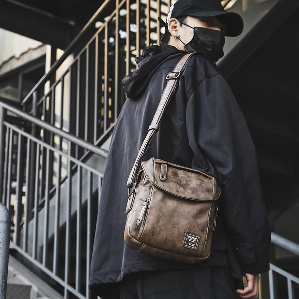 Eko bőrből készült modern férfi táska emblémával és cipzárral