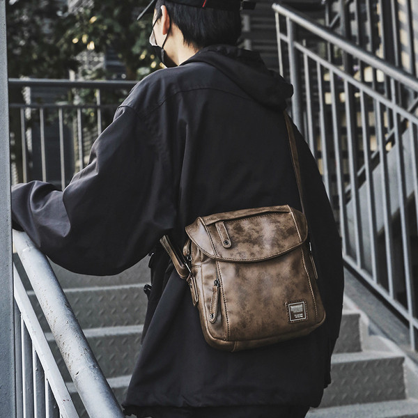 Eko bőrből készült modern férfi táska emblémával és cipzárral