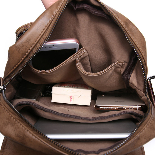 Eko bőrből készült modern férfi táska emblémával és cipzárral