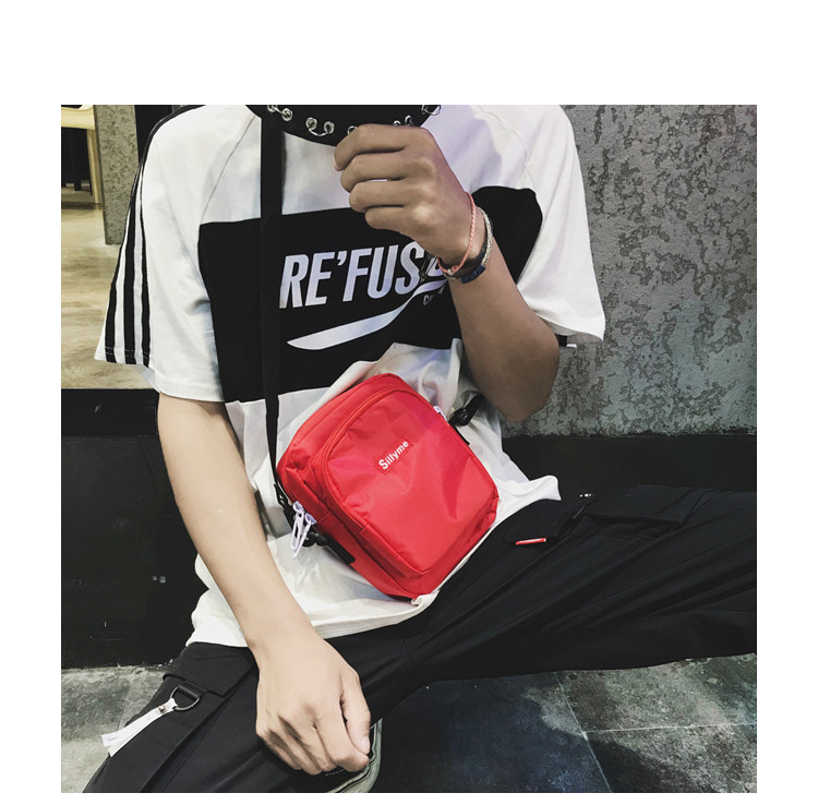 Geanta sport pentru barbati cu inscriptie in patru culori