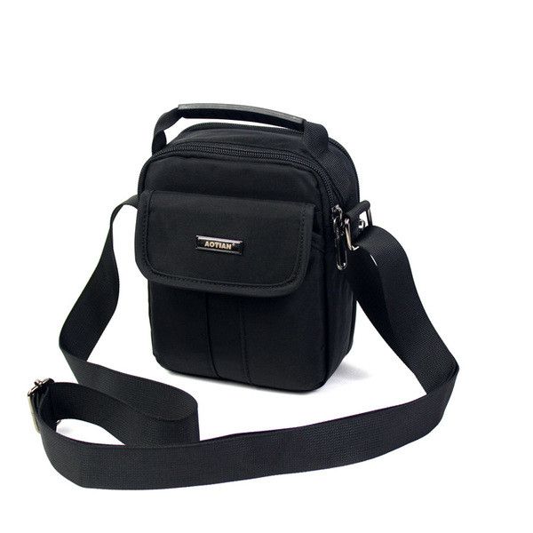 Férfi mindennapi táska emblémával - három színben