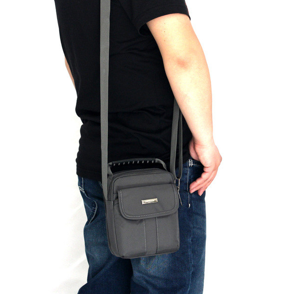 Férfi mindennapi táska emblémával - három színben