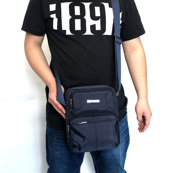 Geanta barbateasca cu buzunare in patru culori