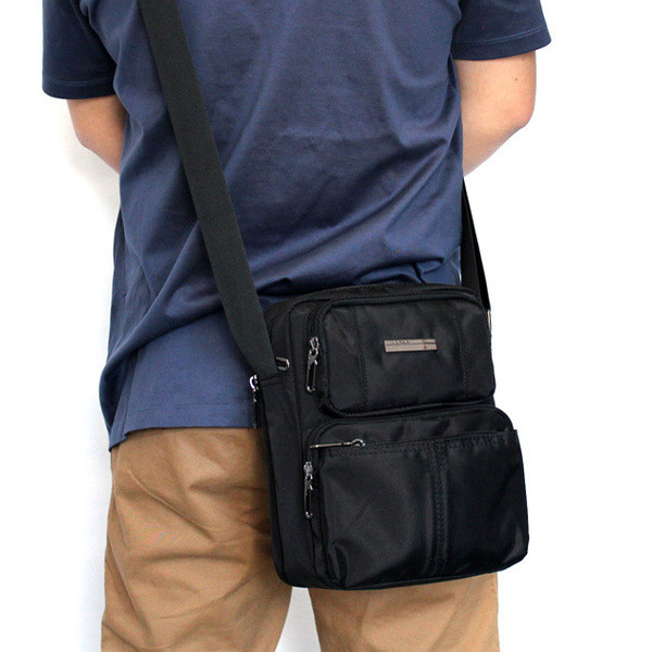 Geanta barbateasca cu buzunare in patru culori