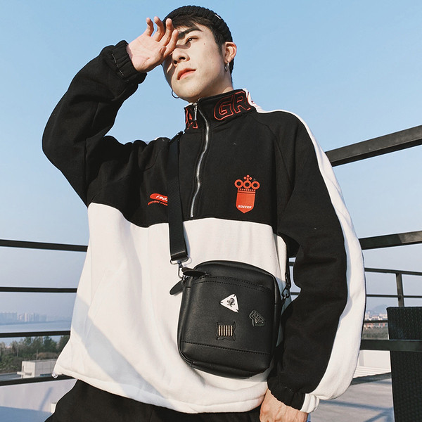 Geanta barbati din piele ecologica cu emblema si element metalic