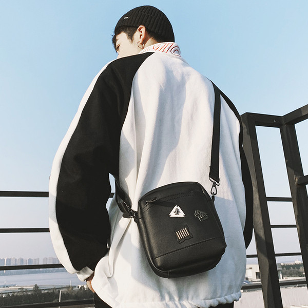 Geanta barbati din piele ecologica cu emblema si element metalic