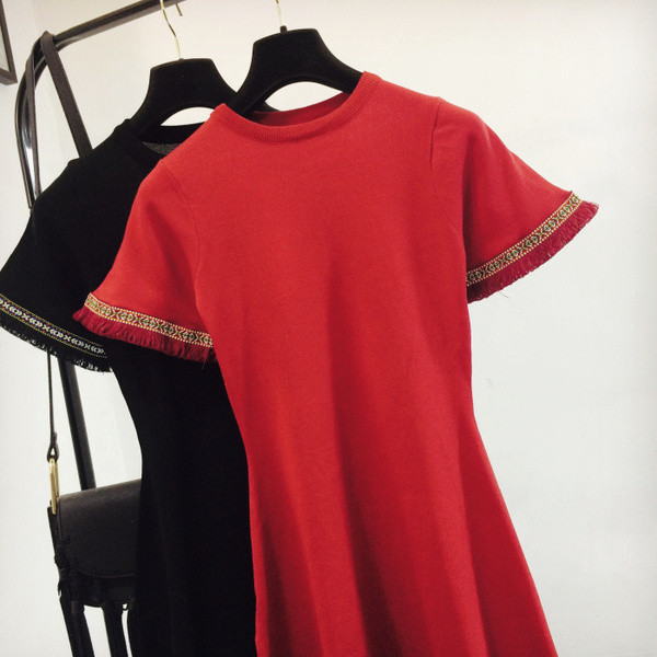 Modern női ruha rövid ujjú piros és fekete színben