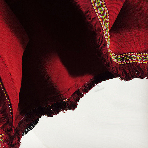 Modern női ruha rövid ujjú piros és fekete színben