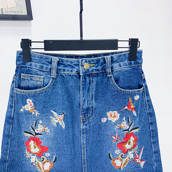 Modern farmerszoknya kék színben, hímzéssel