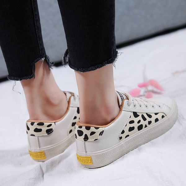 Tenisi albi de dama cu doua modele de culori leopard