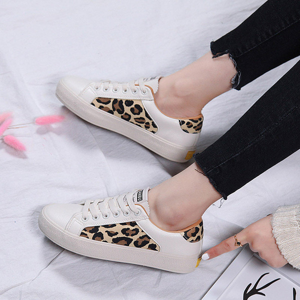Tenisi albi de dama cu doua modele de culori leopard