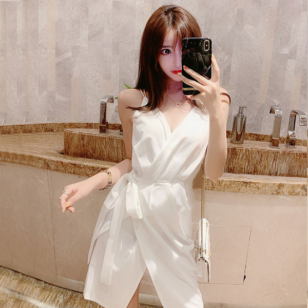 Rochie moderna de dama cu decolteu in V in alb si negru