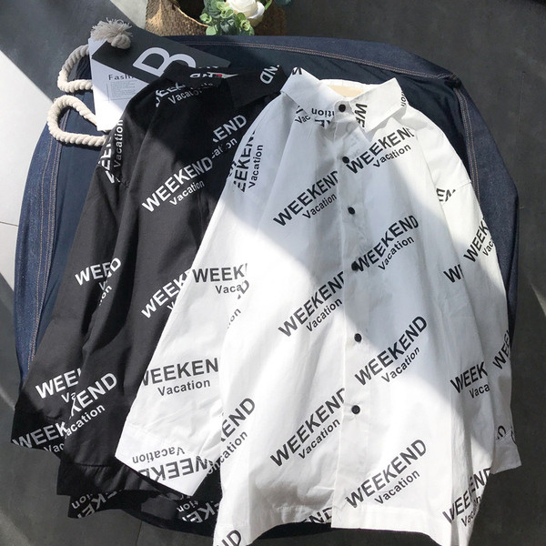 Cămașă modernă de damă cu inscripție în alb și negru