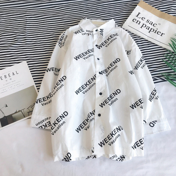 Cămașă modernă de damă cu inscripție în alb și negru