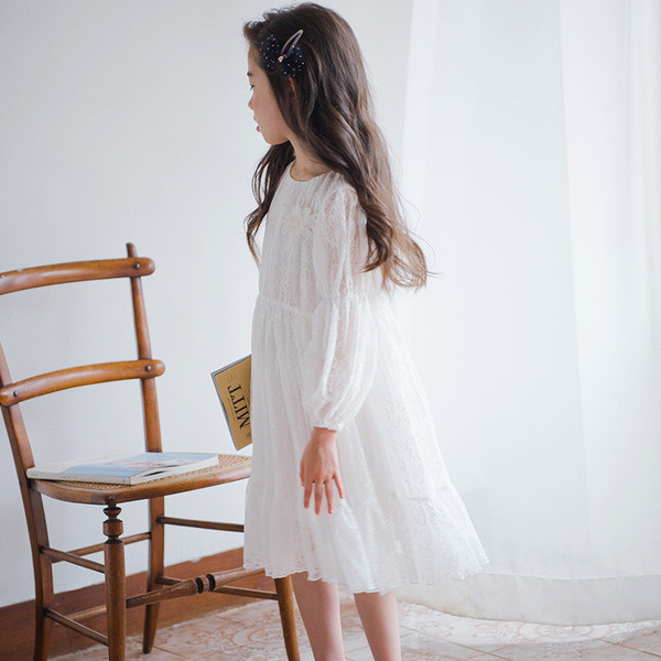 Rochie modernă pentru copii cu mâneci lungi și decolteu O în alb