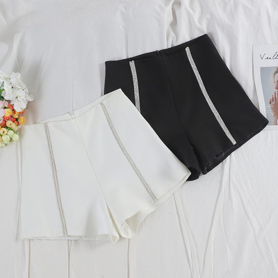 Модерни дамски къси панталони с маниста в бял и черен цвят