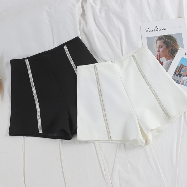 Модерни дамски къси панталони с маниста в бял и черен цвят