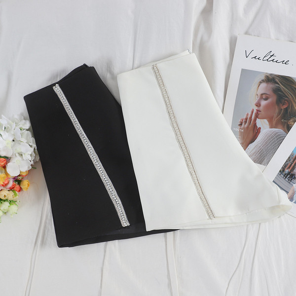 Модерни дамски къси панталони с маниста в бял и черен цвят