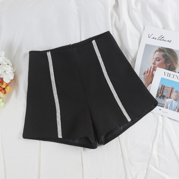 Модерни дамски къси панталони с маниста в бял и черен цвят