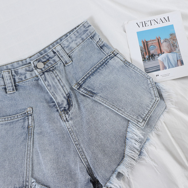 Modern női farmer rövidnadrág szakadt motívumokkal