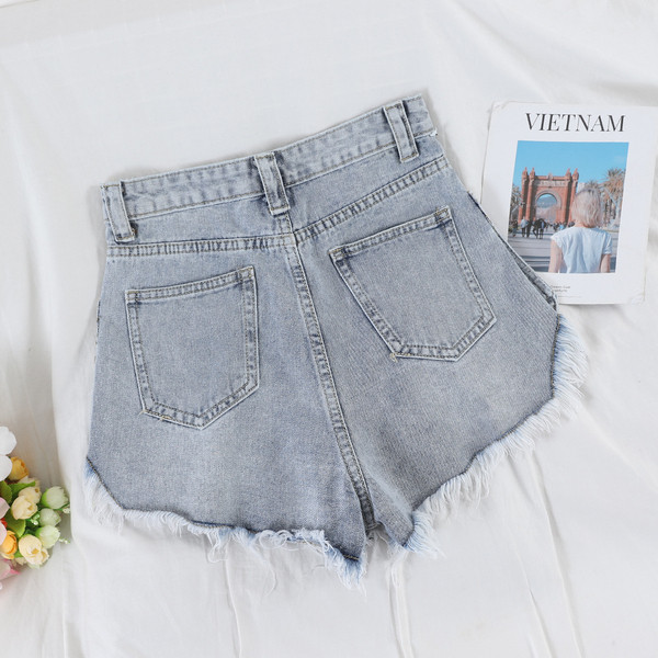 Modern női farmer rövidnadrág szakadt motívumokkal