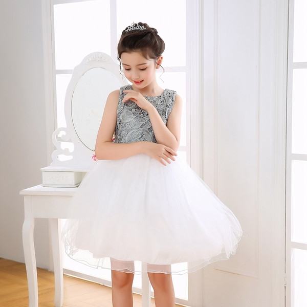 Modern gyerekruha fehér szalaggal