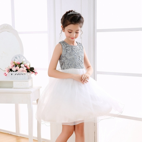 Modern gyerekruha fehér szalaggal