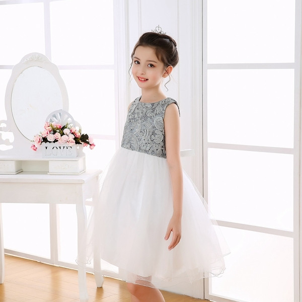 Modern gyerekruha fehér szalaggal