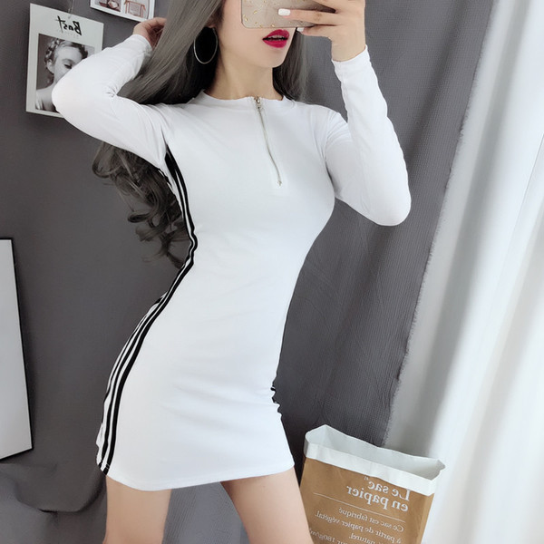 Stílusos női ruha fekete-fehér színben, cipzárral