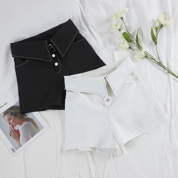 Pantaloni scurți moderni de damă în alb-negru cu talie înaltă